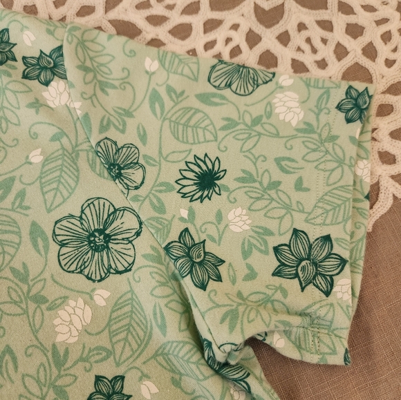 💥SALE💥CC Hughes, Large, Green, White Floral Women's top - Picture 4 of 6
